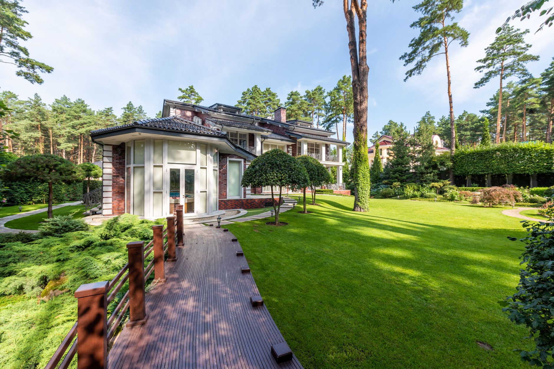 Comparing detached and gated-community villas in Zekeriyaköy, luxury living with forest views