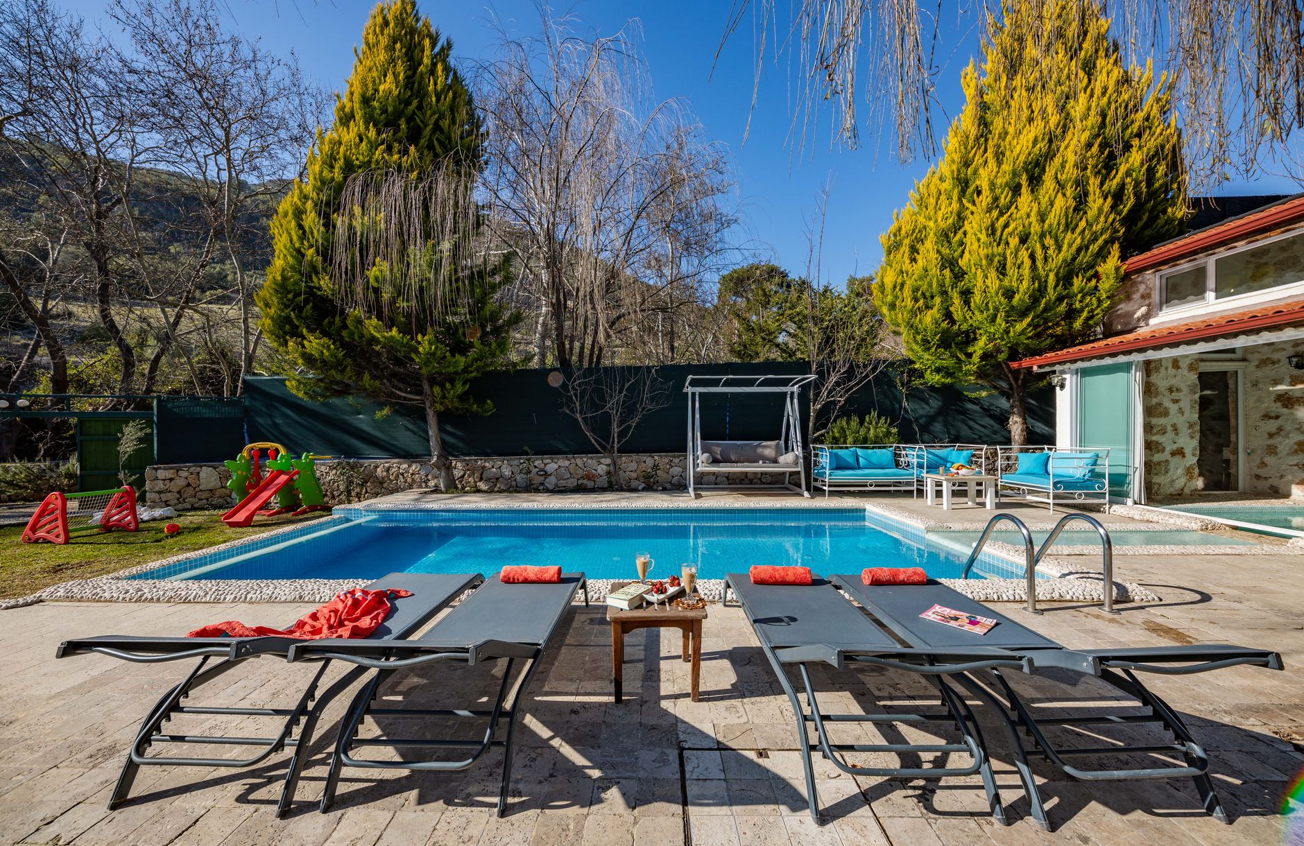 Rental villa in Zekeriyaköy with a garden and forest views, modern design